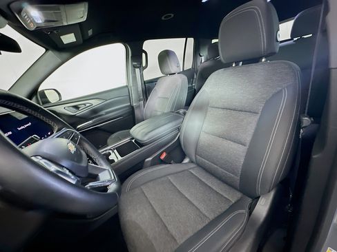 Used 2025 Chevrolet Traverse LT image 13