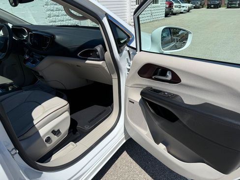 Used 2017 Chrysler Pacifica Limited FWD image 20