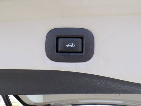 Used 2018 Nissan Rogue SV image 9