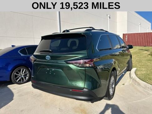 Used 2025 Toyota Sienna XLE FWD image 4