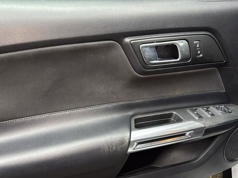 Used 2016 Ford Mustang Convertible image 12