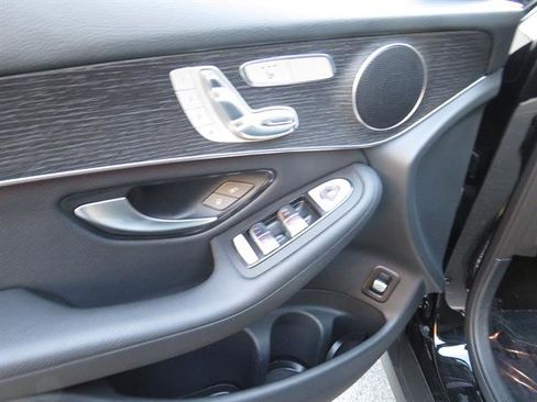 Used 2021 Mercedes-Benz GLC 300 4MATIC image 9