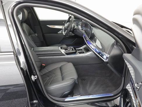 Certified 2025 BMW 760i xDrive w/ Executive Package image 22