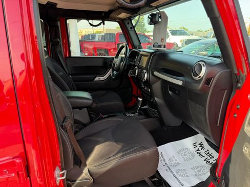 Used 2014 Jeep Wrangler Unlimited Sahara w/ Connectivity Group AWD/4WD image 13