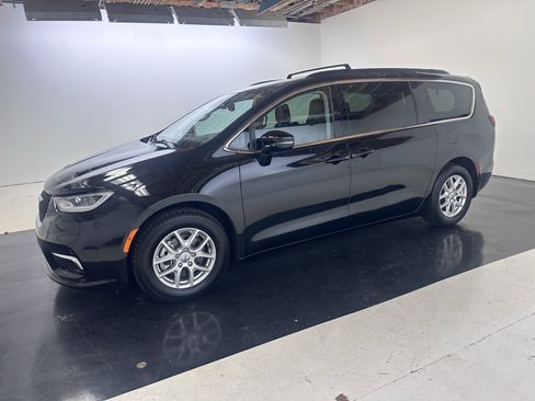 Used 2022 Chrysler Pacifica Touring-L image 8