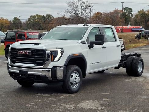 New 2026 GMC Sierra 3500 Pro RWD image 3