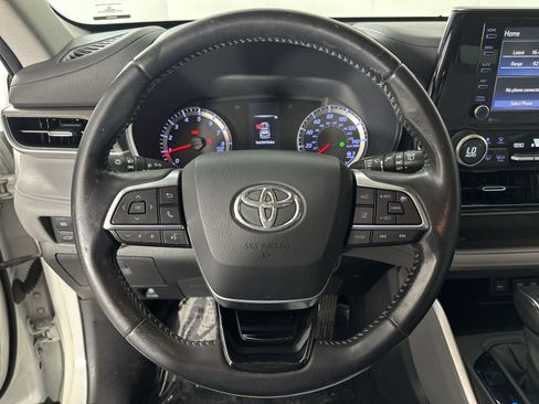 Used 2020 Toyota Highlander LE FWD image 14