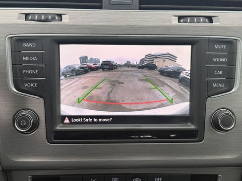 Used 2016 Volkswagen Golf S image 25