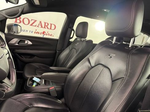 Used 2018 Chrysler Pacifica Touring-L w/ Premium Audio Group FWD image 11