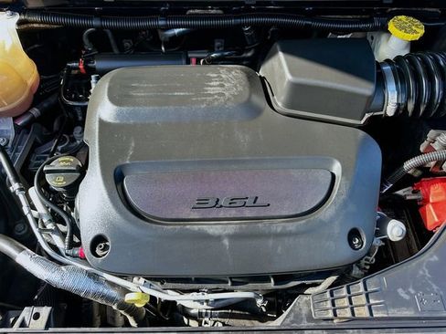 Used 2020 Chrysler Pacifica Limited image 33