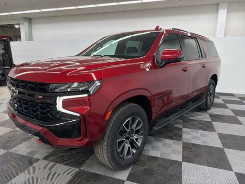 Used 2023 Chevrolet Suburban Z71 w/ Luxury Package image 3