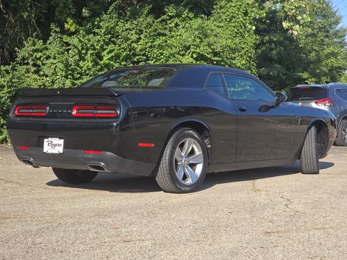 Used 2019 Dodge Challenger SXT RWD image 7