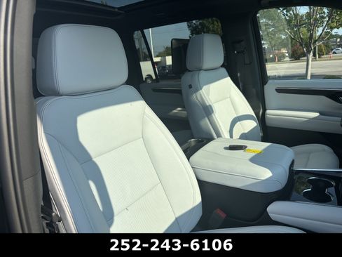 Used 2025 Chevrolet Suburban Premier RWD image 13