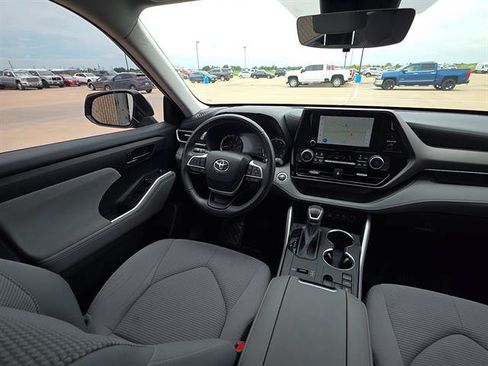 Used 2023 Toyota Highlander LE FWD image 12