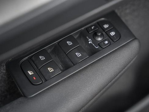 Certified 2023 Volvo XC40 B5 Plus w/ Protection Package Premier image 40