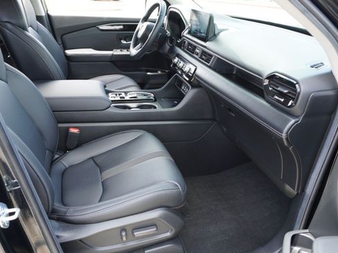 Used 2025 Honda Pilot Touring image 14