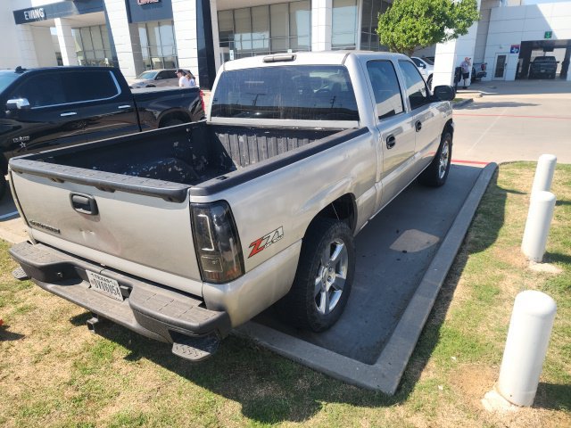 Used 2006 Chevrolet Silverado 1500 LT w/ Onstar Plus Package AWD/4WD image 3