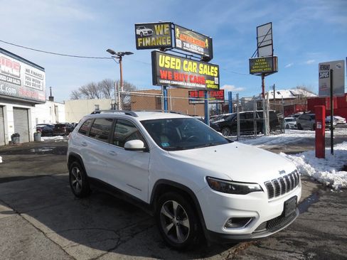 Used 2019 Jeep Cherokee Limited image 3