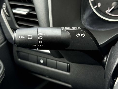 Used 2023 Nissan Rogue SV AWD/4WD image 9