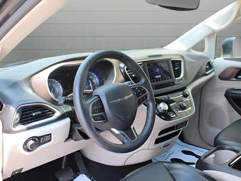 Used 2021 Chrysler Voyager Lxi image 24