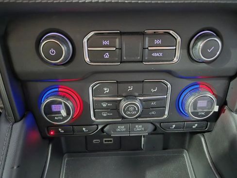 Used 2023 Chevrolet Suburban LT w/ Luxury Package image 25