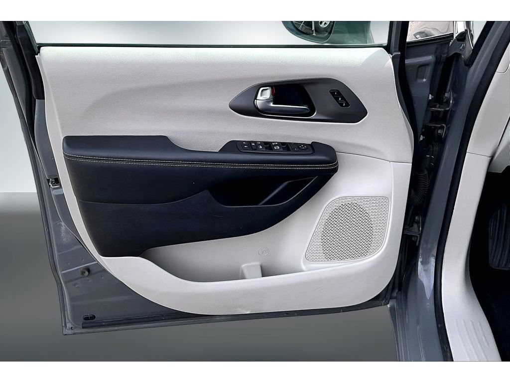 Used 2022 Chrysler Pacifica Touring-L FWD image 20
