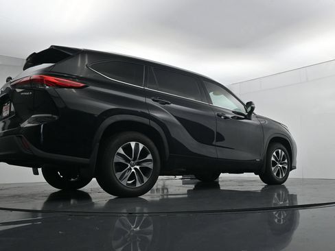 Used 2022 Toyota Highlander XLE AWD/4WD image 40