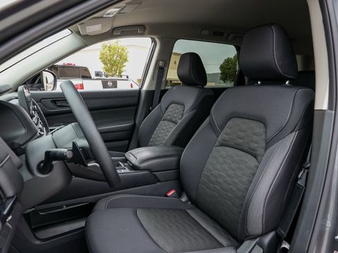 Used 2025 Nissan Pathfinder S image 17