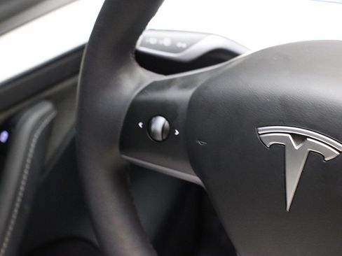 Used 2022 Tesla Model Y Long Range image 40