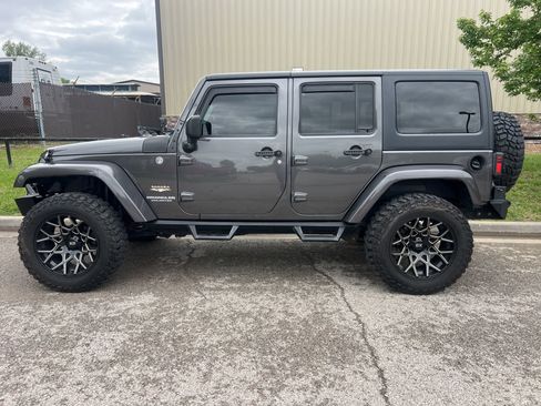 Used 2014 Jeep Wrangler Unlimited Sahara w/ Dual Top Group AWD/4WD image 9