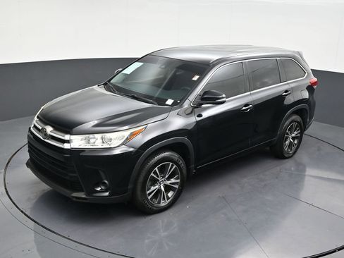 Used 2018 Toyota Highlander LE image 16