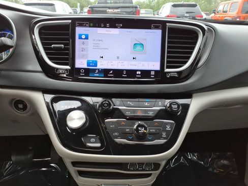 Used 2023 Chrysler Pacifica Touring-L FWD image 18