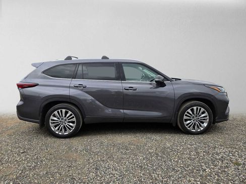 Certified 2025 Toyota Highlander Platinum AWD/4WD image 2