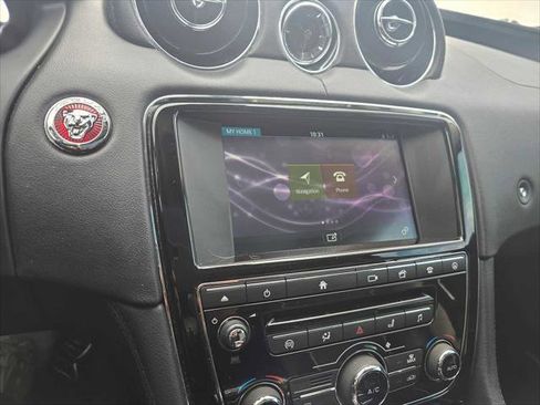 Used 2017 Jaguar XJ R-Sport image 28