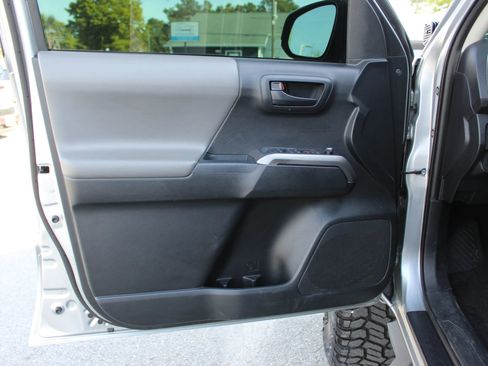 Used 2018 Toyota Tacoma SR5 image 10