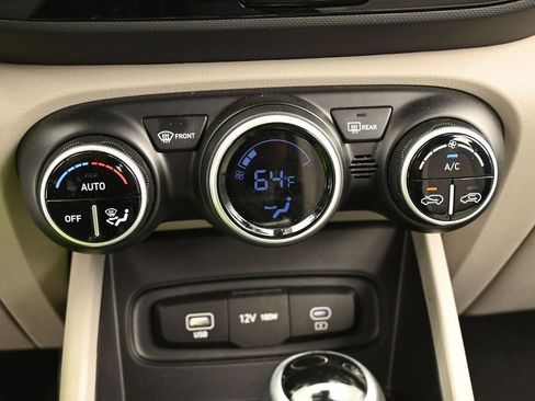 Used 2025 Hyundai Venue SEL FWD image 13