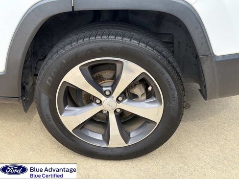 Used 2019 Jeep Cherokee Limited FWD image 7