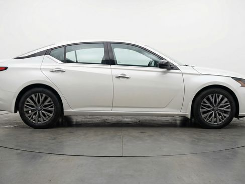 Used 2025 Nissan Altima 2.5 SV FWD image 11