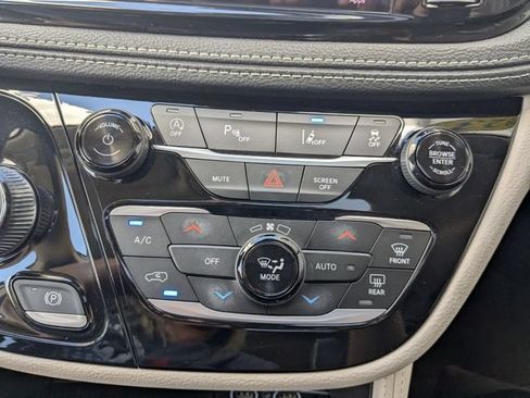 Used 2023 Chrysler Pacifica Limited FWD image 18