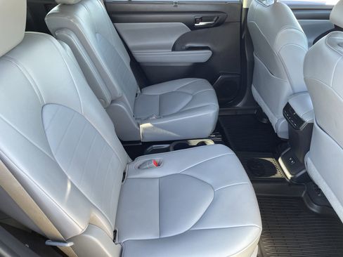 Used 2020 Toyota Highlander XLE image 12