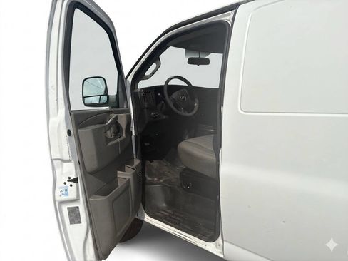 Used 2016 Chevrolet Express 3500 RWD image 10