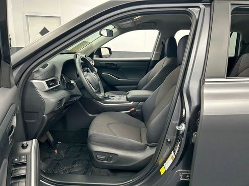 Used 2024 Toyota Highlander LE FWD image 10
