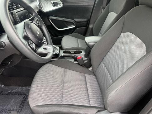 Used 2025 Kia Soul LX w/ LX Technology Package FWD image 13