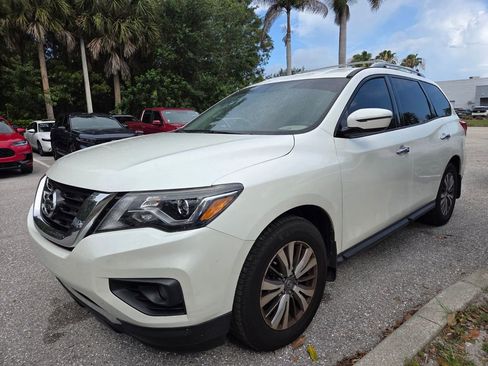 Used 2019 Nissan Pathfinder SV w/ Cargo Package FWD image 4