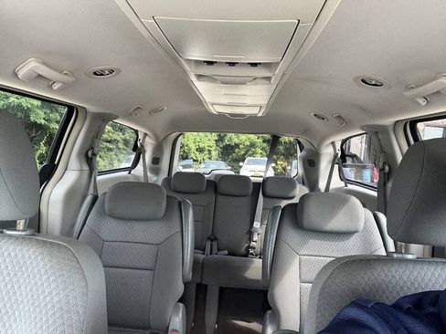 Used 2010 Chrysler Town & Country Touring FWD image 18