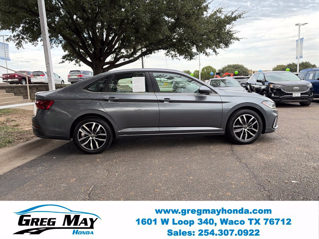 Used 2025 Volkswagen Jetta SE FWD image 9