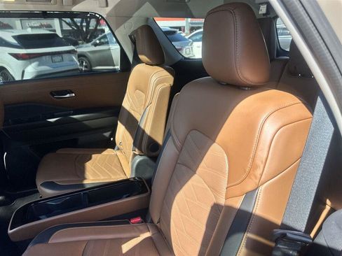 Used 2025 Nissan Pathfinder Platinum FWD image 32