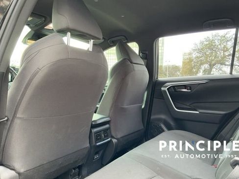 Used 2022 Toyota RAV4 SE image 28