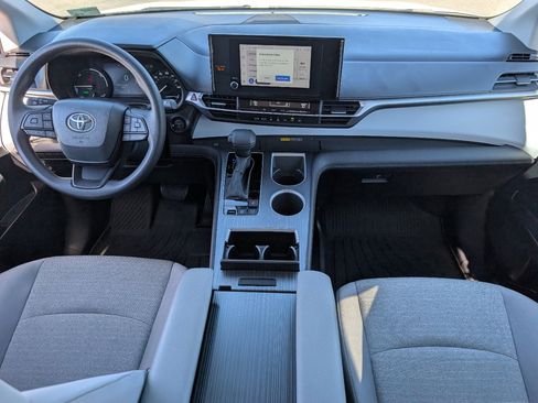 Used 2025 Toyota Sienna LE image 4