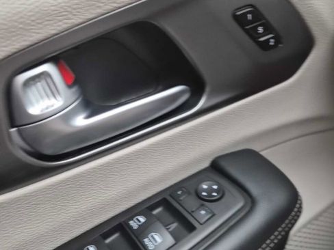 Used 2024 Chrysler Pacifica Limited image 9